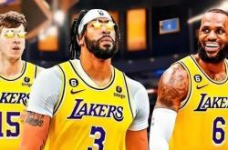 开云体育官网-冲刺途中突然换防，球队抓住机会得分领先