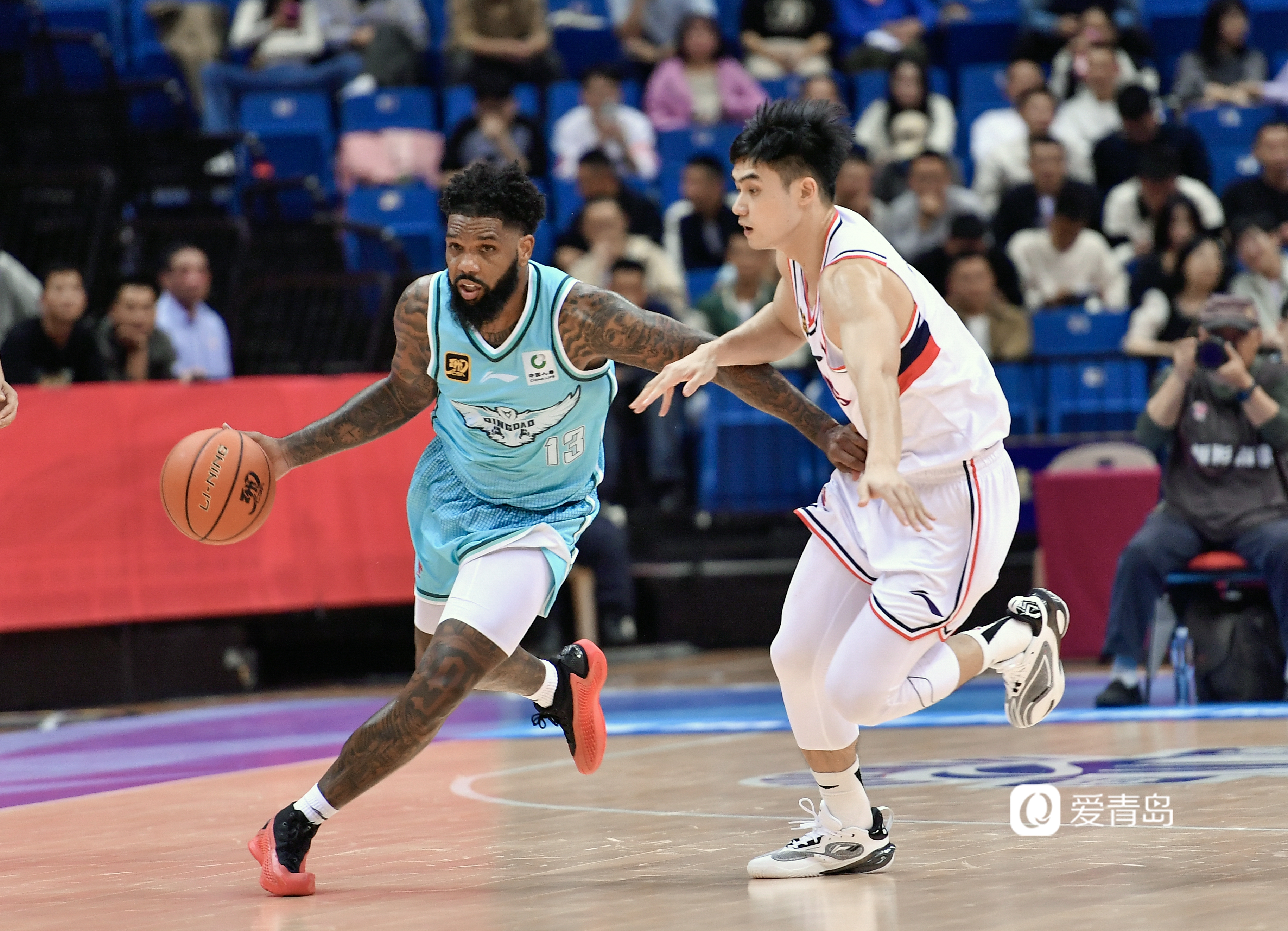 青岛男篮赢得胜利，全队斗志昂扬