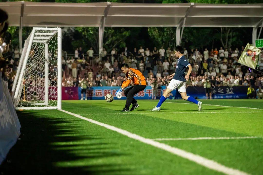 足球领域的对抗将在球场上展开 足球领域的对抗将在球场上展开