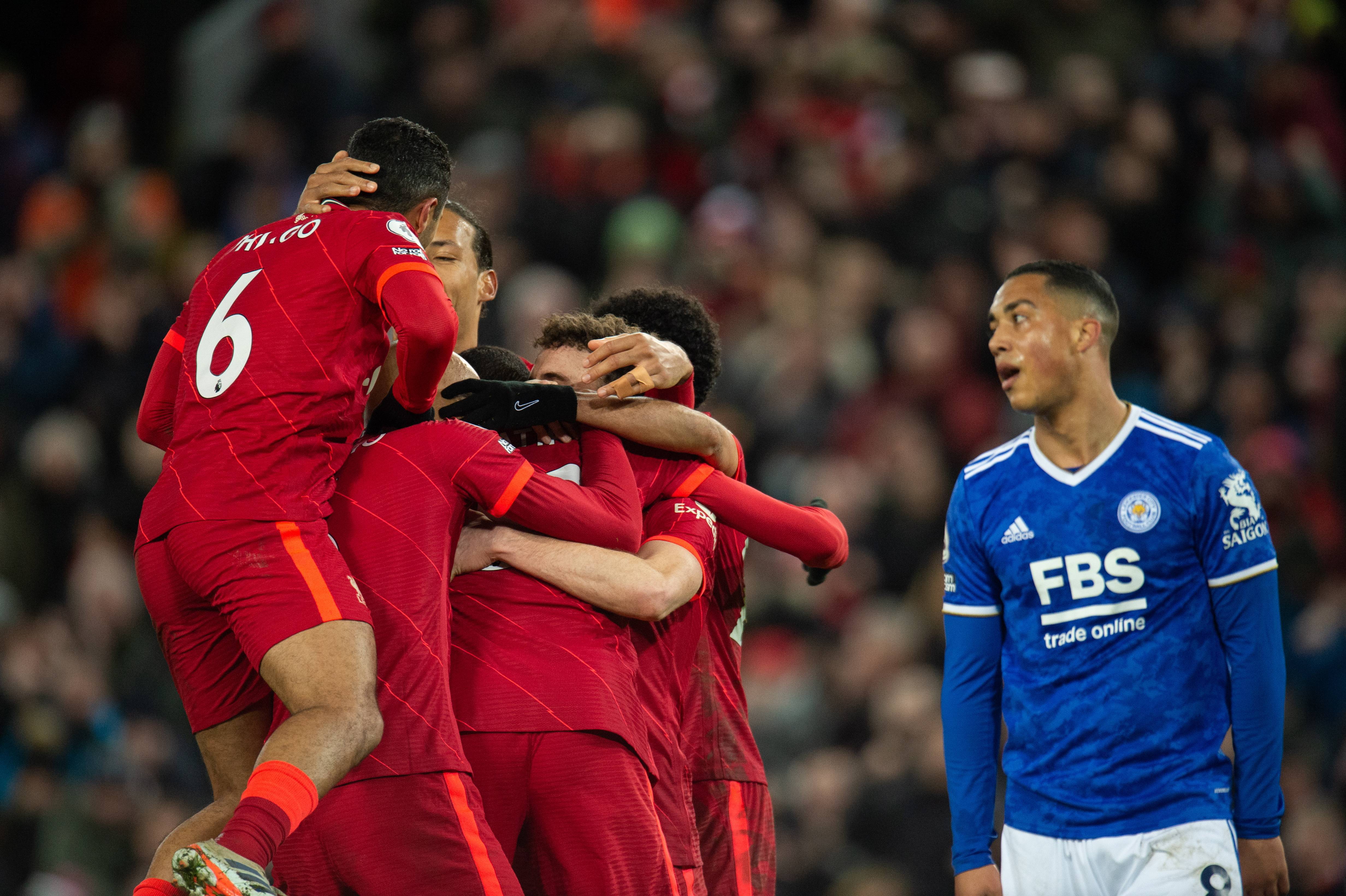 莱斯特城高居榜首,雄心勃勃 莱斯特城高居榜首,雄心勃勃